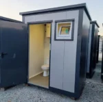 Sanitär-WC-Duschkabine mit Boiler und Kippfenster