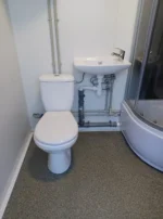 Sanitär-WC-Duschkabine mit Boiler und Kippfenster – Bild 5