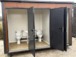 Sanitärcontainer, Toilettenpavillon mit Dreipersonenkabine – Bild 3
