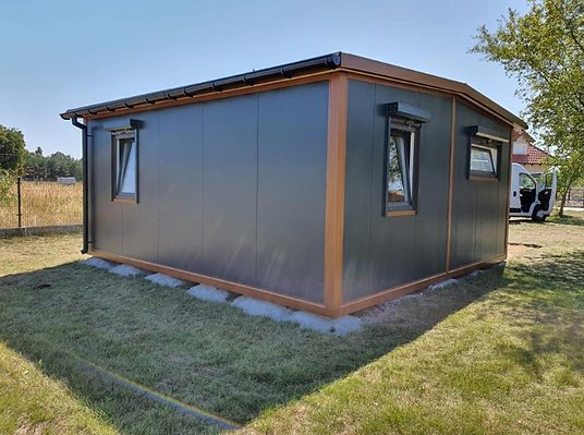 52aa76_907177d405f24cb5a5b3242fc138850cmv2.jpg Mobiles Tiny House Container mit zwei Schlafzimmern (32 m²) – Bild 1