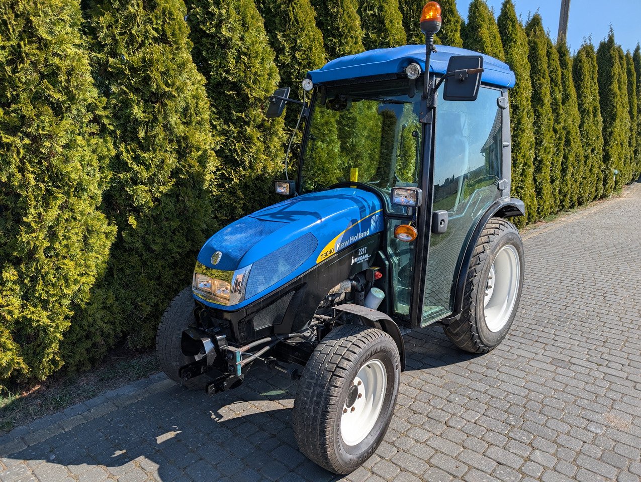 New-Holland-A.jpg Micro-traktor New Holland T3040F – Bild 1